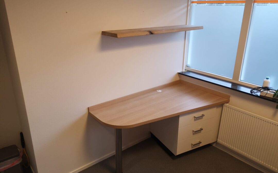 Opmaat gemaakt bureau